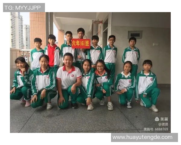 精致足球星车摆件展示运动激情与时尚风采，完美融入现代家居装饰